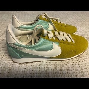 Nike vintage style tennis shoe SIZE 9US